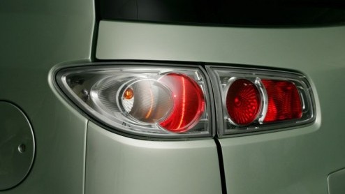 Met pasen staat de nieuwe Mazda 2 bij de dealers. Mazda heeft het uiterlijk en het innerlijk van de kleine 2 zo aangepast dat ook dit model geheel in lijn loopt met de andere modellen van Mazda.