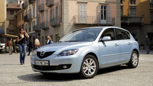 In 2003 introduceerde Mazda de opvolger van de 323, de Mazda3. De Japanners vonden het na 3 jaar tijd om de beide carrosserie varianten een facelift te geven.