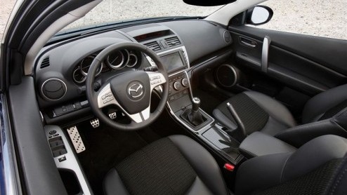 Het gamma van de Mazda6 krijgt versterking van een een nieuwe 2.2 liter CiTD dieselmotor. De common rail zelfontbrander wordt als 185 of 163 pk variant in het vooronder van de middenklasser gelepeld.