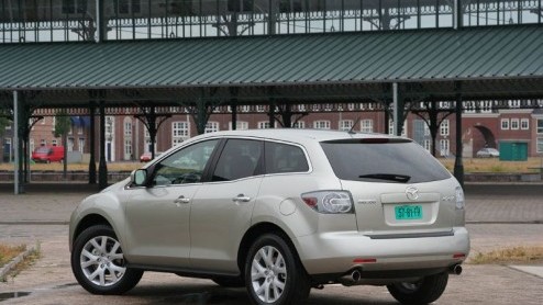 Misschien is de Mazda CX-7 wel de eerste auto die zijn aanduiding Sports Utility Vehicle echt eer aandoet. Want als je hem zo ziet staan lijkt het net of er een sportauto is gekruist met een terreinwa