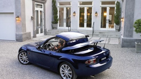 Rijder en paard als een geheel betekent dat. Mazda heeft dit als motto verbonden aan de nieuwe MX-5 met stalen vouwdak.