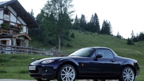 Mazda heeft zojuist bekend gemaakt wat de MX-5 met stalen klapdak moet gaan kosten. Er komt een meerprijs van 2.500 euro boven op de normale prijs.