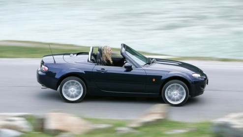 Mazda heeft zojuist bekend gemaakt wat de MX-5 met stalen klapdak moet gaan kosten. Er komt een meerprijs van 2.500 euro boven op de normale prijs.