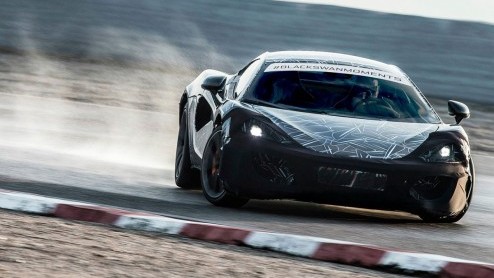 McLaren is druk bezig met de teasercampagne van de nieuwe Sports Series, de instap-McLaren. Vandaag is er weer nieuw beeld, waar we de auto voor het eerst helemaal op zien.