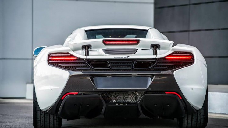 Acht stuks worden ervan gebouwd van deze McLaren 650S Spider Nrburgring 24H Edition. Daarmee is het een van de meest exclusieve McLaren 650S'en. Maar wat maakt precies het verschil?