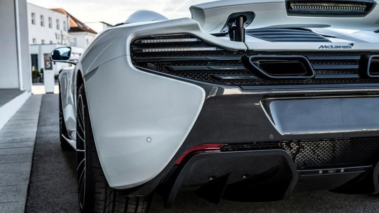 Acht stuks worden ervan gebouwd van deze McLaren 650S Spider Nrburgring 24H Edition. Daarmee is het een van de meest exclusieve McLaren 650S'en. Maar wat maakt precies het verschil?