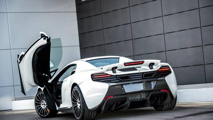 Acht stuks worden ervan gebouwd van deze McLaren 650S Spider Nrburgring 24H Edition. Daarmee is het een van de meest exclusieve McLaren 650S'en. Maar wat maakt precies het verschil?