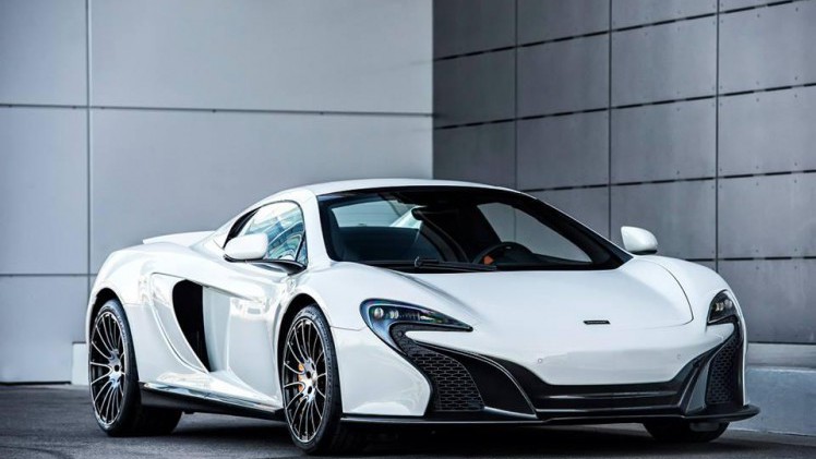 Acht stuks worden ervan gebouwd van deze McLaren 650S Spider Nrburgring 24H Edition. Daarmee is het een van de meest exclusieve McLaren 650S'en. Maar wat maakt precies het verschil?