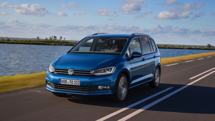Volkswagen breidt de standaarduitrusting van alle Touran-uitvoeringen uit en verlaagt de prijzen van de Touran Trendline en Touran Connected Series.