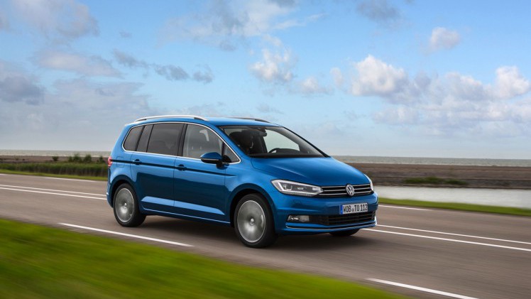 Volkswagen breidt de standaarduitrusting van alle Touran-uitvoeringen uit en verlaagt de prijzen van de Touran Trendline en Touran Connected Series.