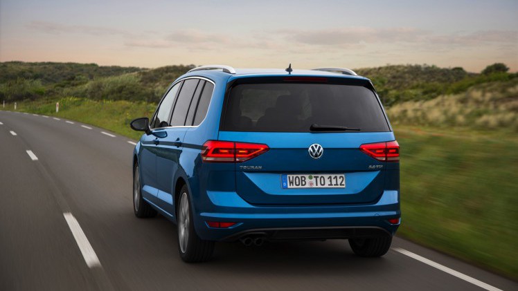 Volkswagen breidt de standaarduitrusting van alle Touran-uitvoeringen uit en verlaagt de prijzen van de Touran Trendline en Touran Connected Series.
