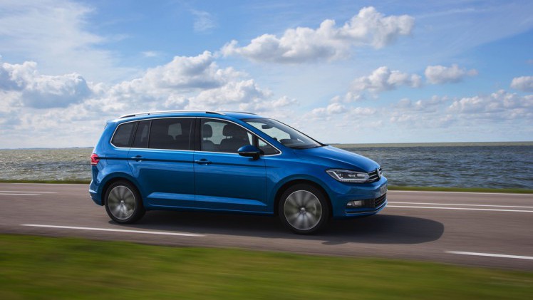 Volkswagen breidt de standaarduitrusting van alle Touran-uitvoeringen uit en verlaagt de prijzen van de Touran Trendline en Touran Connected Series.