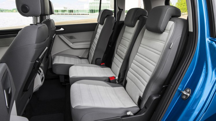 Volkswagen breidt de standaarduitrusting van alle Touran-uitvoeringen uit en verlaagt de prijzen van de Touran Trendline en Touran Connected Series.
