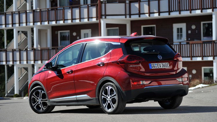 Als gevolg van de veranderende bijtelling en de beschikbaarheid van auto's met een grotere actieradius neemt de afzet van elektrische auto's in Nederland flink toe.