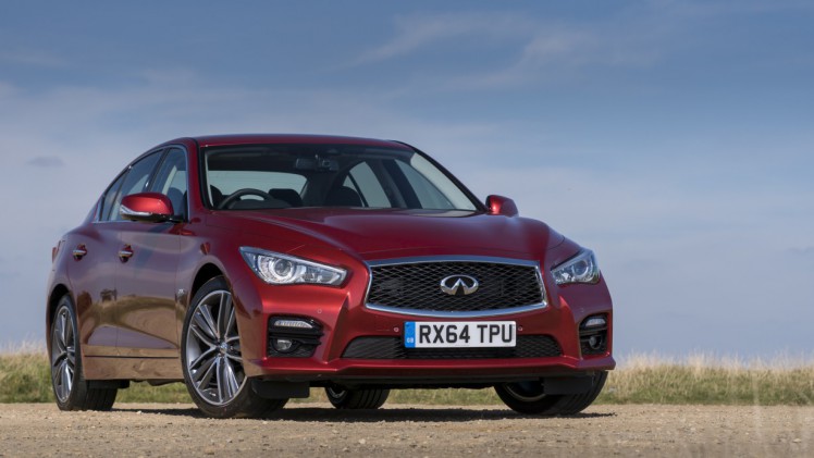 Infiniti vernieuwt de Q50 sedan met een beter onderstel en nieuwe 3.0 VR bi-turbo V6 motor.