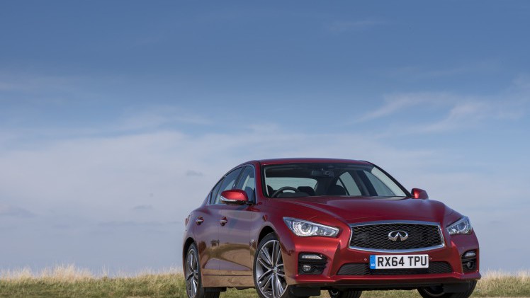 Infiniti vernieuwt de Q50 sedan met een beter onderstel en nieuwe 3.0 VR bi-turbo V6 motor.