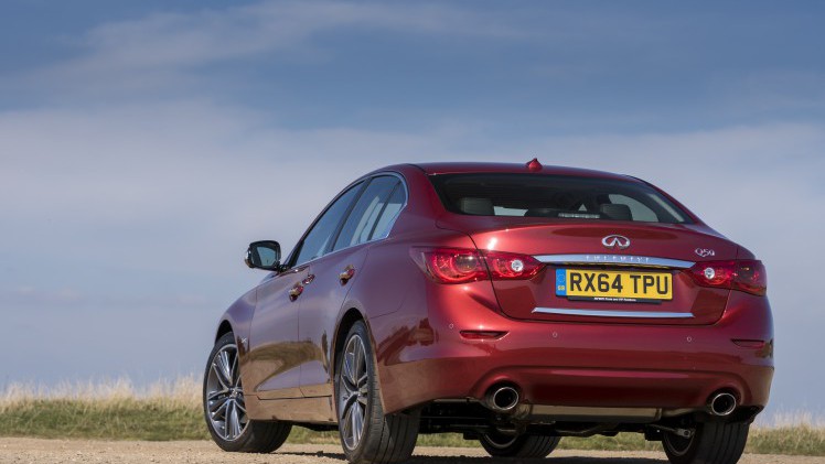 Infiniti vernieuwt de Q50 sedan met een beter onderstel en nieuwe 3.0 VR bi-turbo V6 motor.