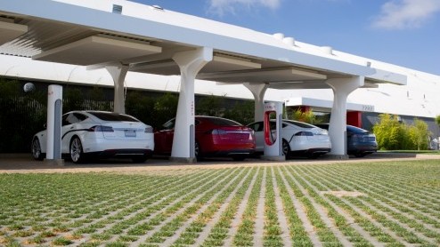 Er zijn meer dan 50 Tesla Superchargers in Europa beschikbaar om de Tesla Model S te kunnen snelladen.