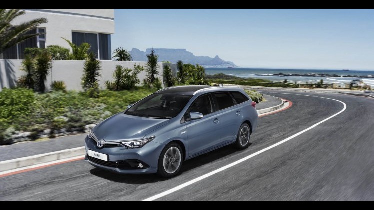 Toyota Auris facelift omvat meer dan alleen een nieuw gezicht. De Japanners komen met nieuwe turbomotoren en maken de hybride versie met 14% bijtelling nog zuiniger.