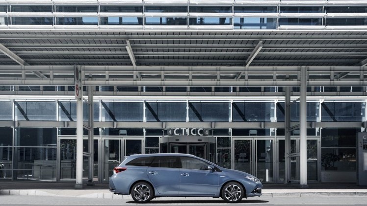 Toyota Auris facelift omvat meer dan alleen een nieuw gezicht. De Japanners komen met nieuwe turbomotoren en maken de hybride versie met 14% bijtelling nog zuiniger.