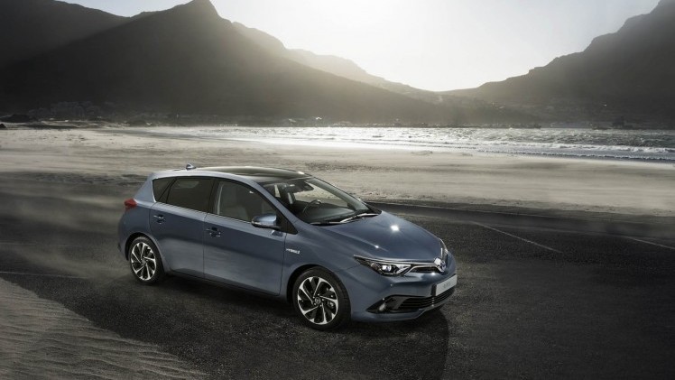 Toyota Auris facelift omvat meer dan alleen een nieuw gezicht. De Japanners komen met nieuwe turbomotoren en maken de hybride versie met 14% bijtelling nog zuiniger.