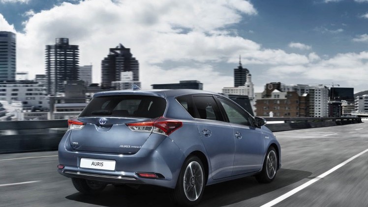 Toyota Auris facelift omvat meer dan alleen een nieuw gezicht. De Japanners komen met nieuwe turbomotoren en maken de hybride versie met 14% bijtelling nog zuiniger.