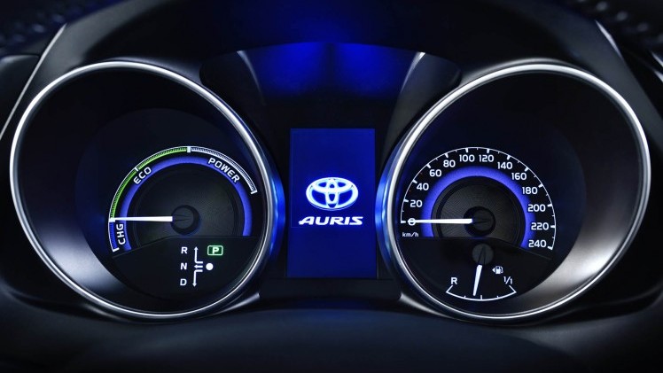 Toyota Auris facelift omvat meer dan alleen een nieuw gezicht. De Japanners komen met nieuwe turbomotoren en maken de hybride versie met 14% bijtelling nog zuiniger.