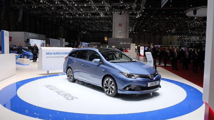 Toyota Auris facelift omvat meer dan alleen een nieuw gezicht. De Japanners komen met nieuwe turbomotoren en maken de hybride versie met 14% bijtelling nog zuiniger.