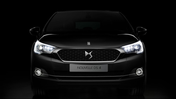 De DS 4 verruilt het Citron logo voor het nieuwe DS logo en de bijbehorende grille. Naast die uiterlijke wijzigingen is hij onderhuids ook flink onder handen genomen.