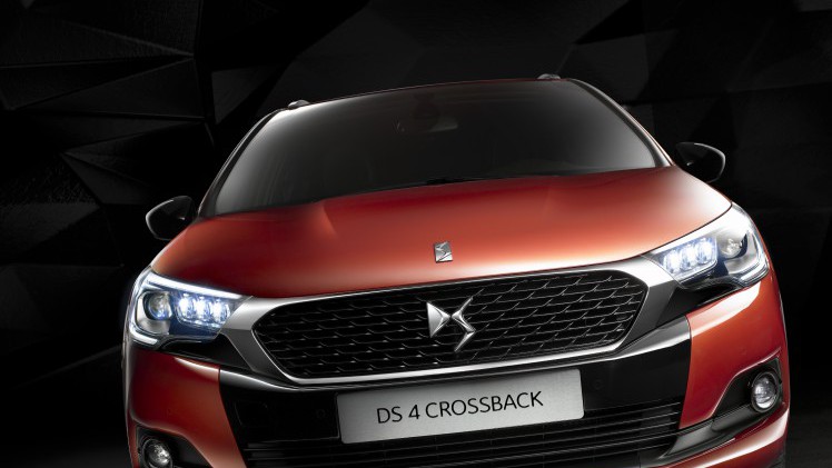 De DS 4 verruilt het Citron logo voor het nieuwe DS logo en de bijbehorende grille. Naast die uiterlijke wijzigingen is hij onderhuids ook flink onder handen genomen.