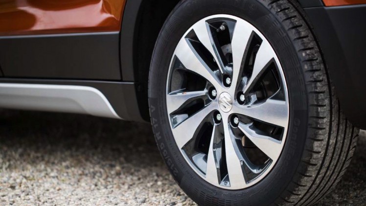 AutoVandaag autotest Suzuki S-Cross 1.0 High Executive Boosterjet. De S-Cross heeft een facelift gekregen en een nieuwe Boosterjet-motor. Bij een rij-impressie zochten wij uit wat er verder anders is.