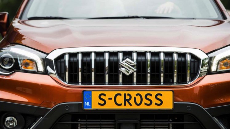AutoVandaag autotest Suzuki S-Cross 1.0 High Executive Boosterjet. De S-Cross heeft een facelift gekregen en een nieuwe Boosterjet-motor. Bij een rij-impressie zochten wij uit wat er verder anders is.
