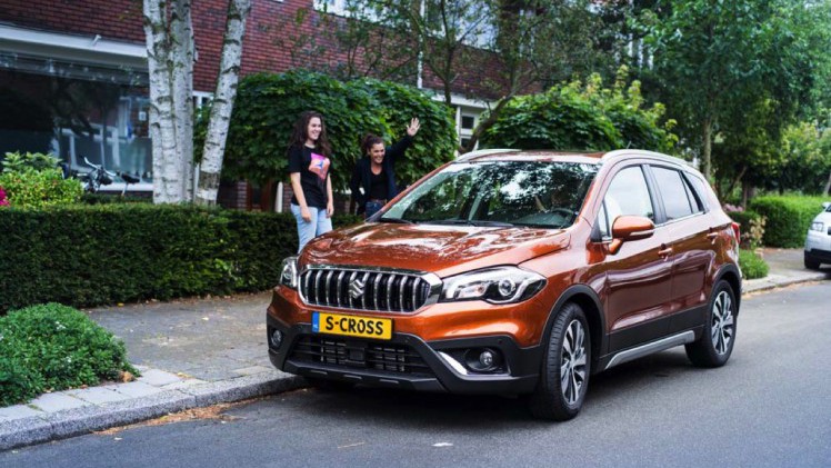 AutoVandaag autotest Suzuki S-Cross 1.0 High Executive Boosterjet. De S-Cross heeft een facelift gekregen en een nieuwe Boosterjet-motor. Bij een rij-impressie zochten wij uit wat er verder anders is.