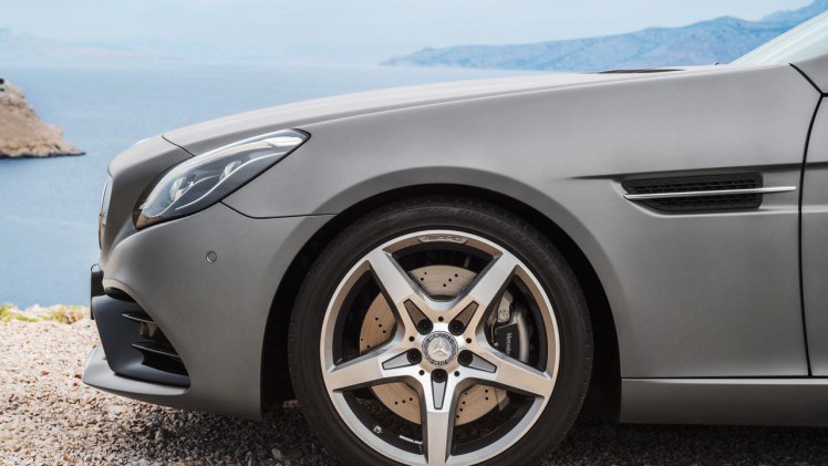 De facelift van de Mercedes SLK is een feit en vanaf 2016 heet de compacte roadster Mercedes-Benz SLC.