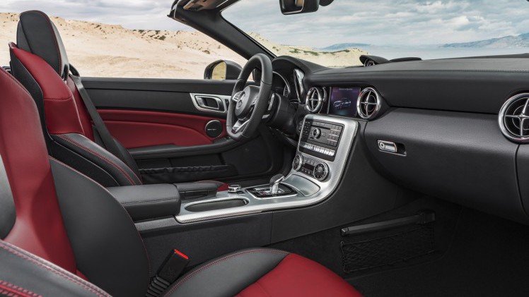 De facelift van de Mercedes SLK is een feit en vanaf 2016 heet de compacte roadster Mercedes-Benz SLC.