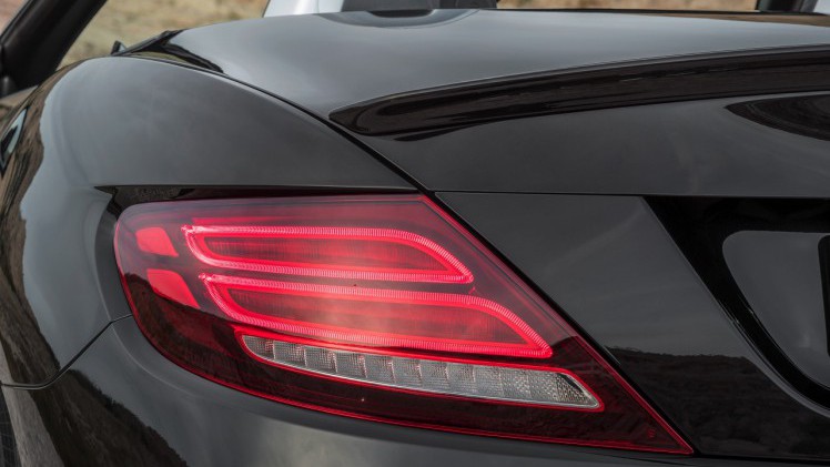 De facelift van de Mercedes SLK is een feit en vanaf 2016 heet de compacte roadster Mercedes-Benz SLC.