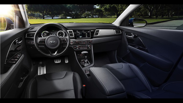 Kia introduceert Niro hybride crossover met 16 inch of 18 inch velgen en heeft voor extra aanhangergewicht het trekgewicht pakket met 1300 kg aanhanger gewicht.