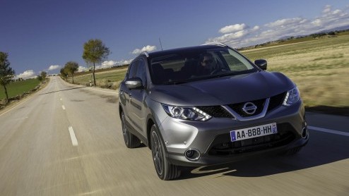Nissan Qashqai met DIG-T 115 benzinemotor en X-tronic CVT in de showroom. Connect Edition voortaan rijker uitgerust.