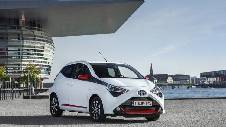 Toyota lanceert de vernieuwde Aygo met meer luxe en een zuinigere motor.