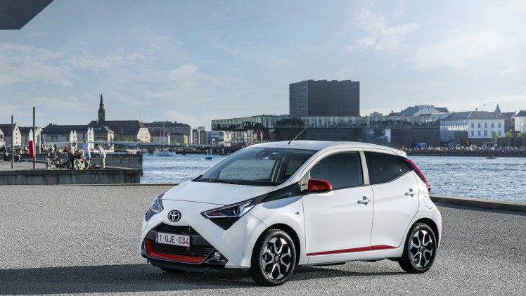Toyota lanceert de vernieuwde Aygo met meer luxe en een zuinigere motor.