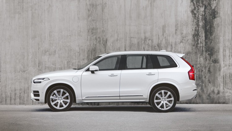 Volvo XC90 modeljaar 2017 verwelkomt de T6 AWD en nieuwe D5 PowerPulse dieselmotor samen met meer standaarduitrusting zoals IntelliSafe Assist en LED-verlichting. Prijzen liggen iets hoger.