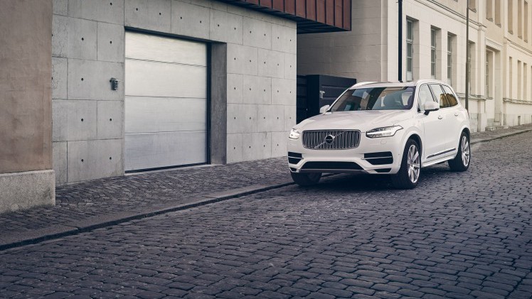Volvo XC90 modeljaar 2017 verwelkomt de T6 AWD en nieuwe D5 PowerPulse dieselmotor samen met meer standaarduitrusting zoals IntelliSafe Assist en LED-verlichting. Prijzen liggen iets hoger.