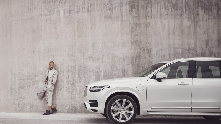 Volvo XC90 modeljaar 2017 verwelkomt de T6 AWD en nieuwe D5 PowerPulse dieselmotor samen met meer standaarduitrusting zoals IntelliSafe Assist en LED-verlichting. Prijzen liggen iets hoger.