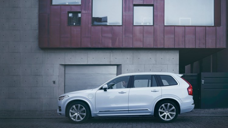 Volvo XC90 modeljaar 2017 verwelkomt de T6 AWD en nieuwe D5 PowerPulse dieselmotor samen met meer standaarduitrusting zoals IntelliSafe Assist en LED-verlichting. Prijzen liggen iets hoger.