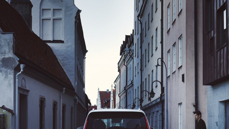 Volvo XC90 modeljaar 2017 verwelkomt de T6 AWD en nieuwe D5 PowerPulse dieselmotor samen met meer standaarduitrusting zoals IntelliSafe Assist en LED-verlichting. Prijzen liggen iets hoger.