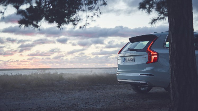 Volvo XC90 modeljaar 2017 verwelkomt de T6 AWD en nieuwe D5 PowerPulse dieselmotor samen met meer standaarduitrusting zoals IntelliSafe Assist en LED-verlichting. Prijzen liggen iets hoger.