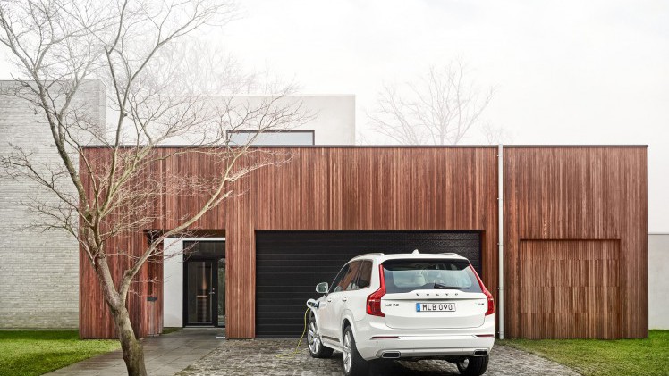 Volvo XC90 modeljaar 2017 verwelkomt de T6 AWD en nieuwe D5 PowerPulse dieselmotor samen met meer standaarduitrusting zoals IntelliSafe Assist en LED-verlichting. Prijzen liggen iets hoger.