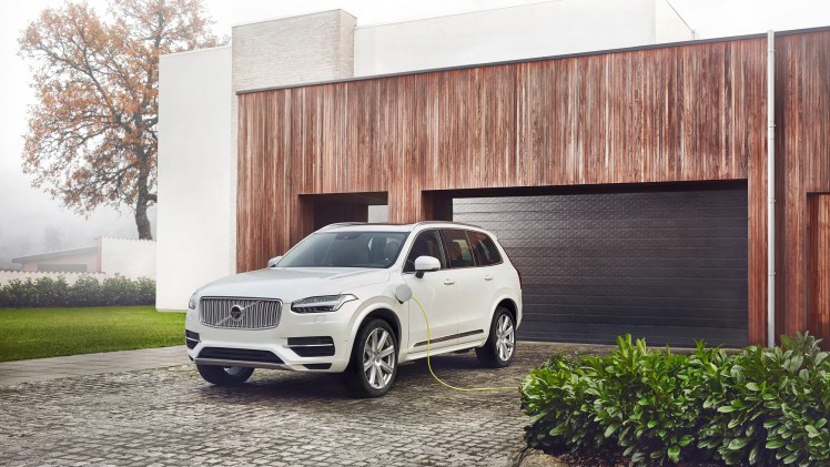 Volvo XC90 modeljaar 2017 verwelkomt de T6 AWD en nieuwe D5 PowerPulse dieselmotor samen met meer standaarduitrusting zoals IntelliSafe Assist en LED-verlichting. Prijzen liggen iets hoger.