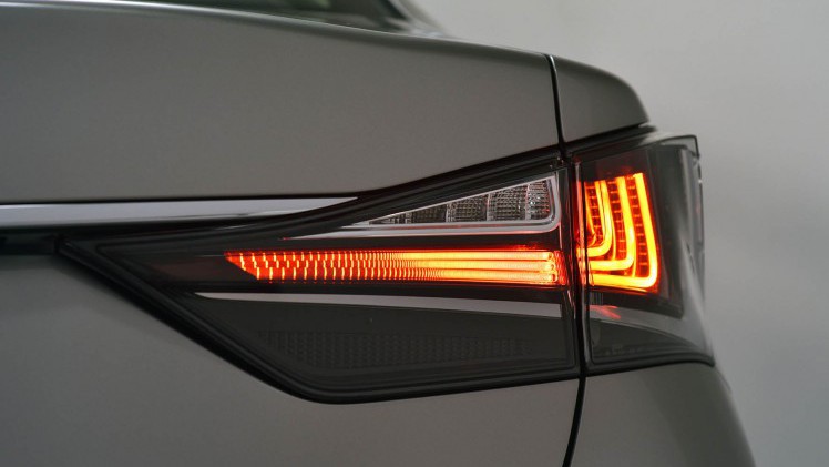 Lexus introduceert de vernieuwde GS in 2016 bij de dealers. De hybride sedan begint bij prijzen vanaf 46.795 euro.