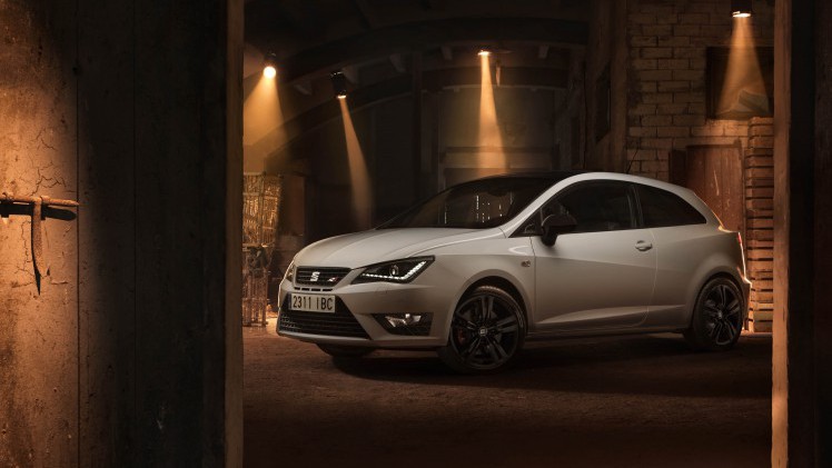 De nieuwe Seat Ibiza Cupra deelt zijn motor met de Volkswagen Polo GTI. Dat betekent 192 pk en 320 Nm, een snellere sprint naar 100 km/h en een hogere topsnelheid. Maar dat is niet het enige.